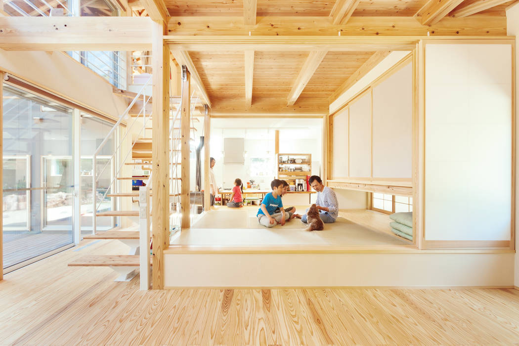 里山と暮らす大屋根のすまい, 株式会社 建築工房零 株式会社 建築工房零 Eclectic style living room Wood Wood effect