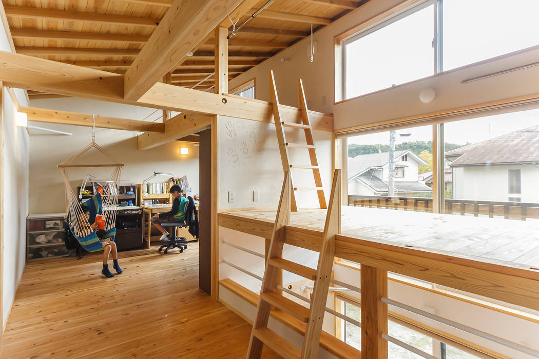 縦空間を有効に活かすスキップフロア 株式会社 建築工房零 オリジナルデザインの 子供部屋 木 木目調