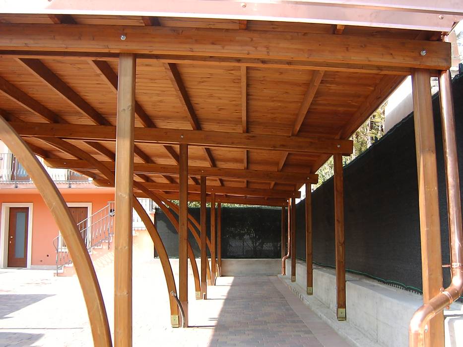 Carport in legno Arredo urbano service srl Garage/Rimessa in stile classico Legno massello Variopinto