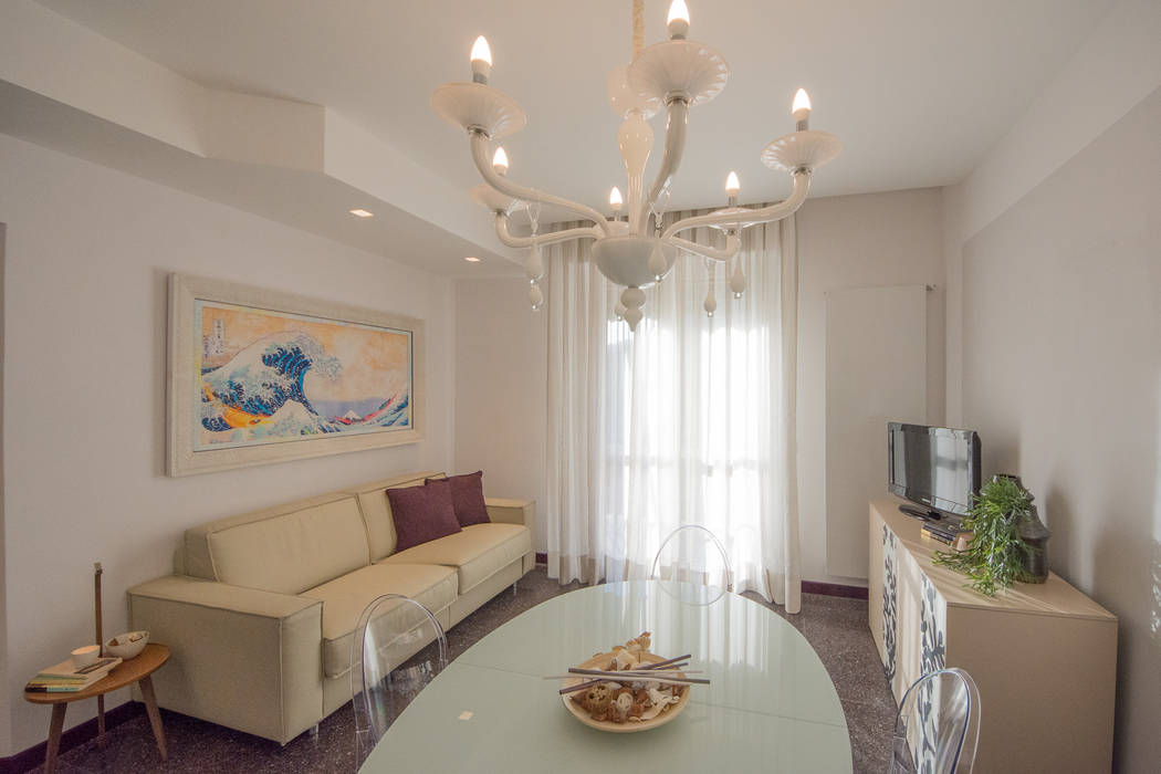 Appartamento al mare ristrutturato., Lella Badano Homestager Lella Badano Homestager Moderne Wohnzimmer Beige