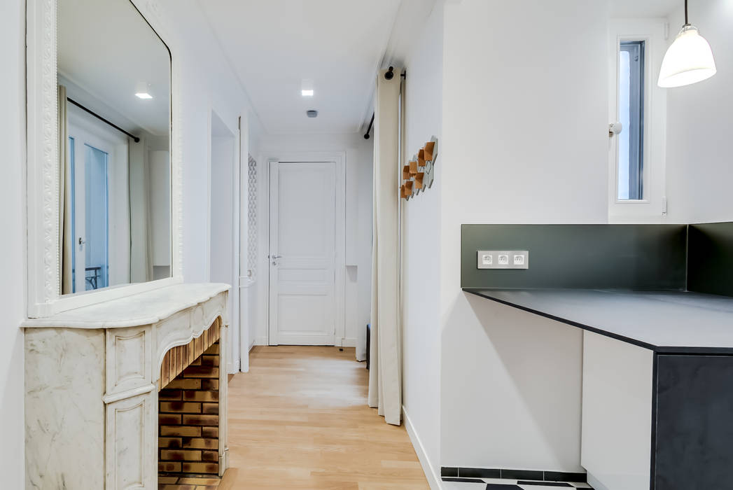 Un Appartement locatif saisonnier au coeur de Paris, ATELIER FB ATELIER FB Modern corridor, hallway & stairs