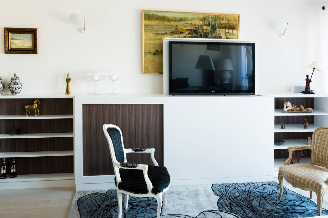 Un appartement moderne entre blanc et bois , ATELIER FB ATELIER FB Modern living room TV stands & cabinets