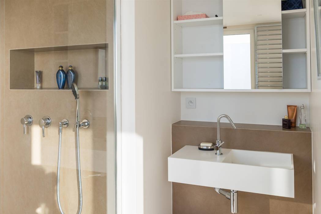 Un appartement moderne entre blanc et bois , ATELIER FB ATELIER FB Modern bathroom