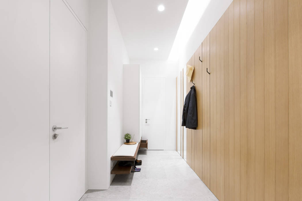 The Spacious Reception Sensearchitects_Limited Modern corridor, hallway & stairs Wood Wood effect oak,Minimal,White,Entrance,reception