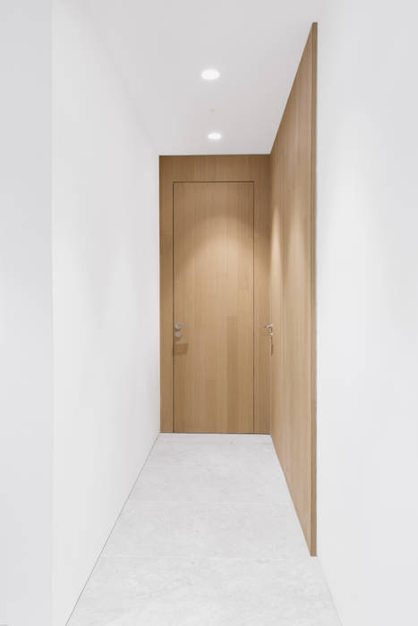 Minimalistic Corridor homify Modern corridor, hallway & stairs Wood Wood effect
