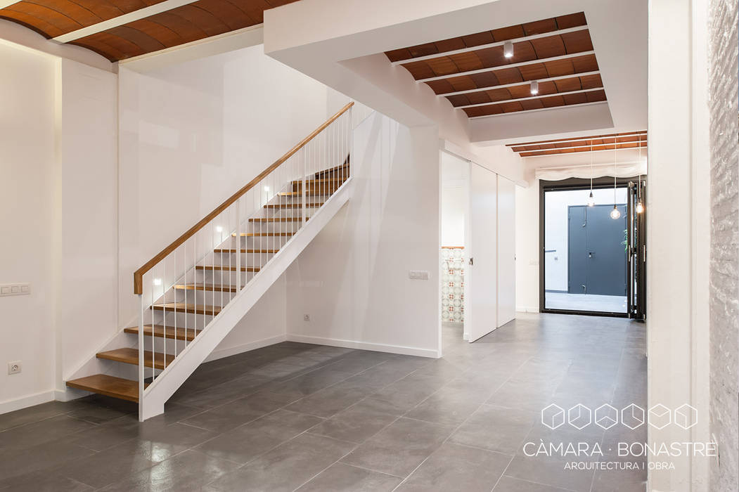 Santa Anna: Obra nueva de una vivienda unifamiliar entre medianeras, Càmara·Bonastre Càmara·Bonastre Pasillos, vestíbulos y escaleras de estilo moderno
