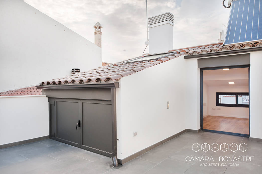 Santa Anna: Obra nueva de una vivienda unifamiliar entre medianeras, Càmara·Bonastre Càmara·Bonastre Balcones y terrazas de estilo industrial