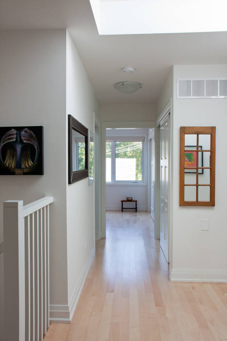 Roncesvalles Accessible House, Solares Architecture Solares Architecture Modern Corridor, Hallway and Staircase