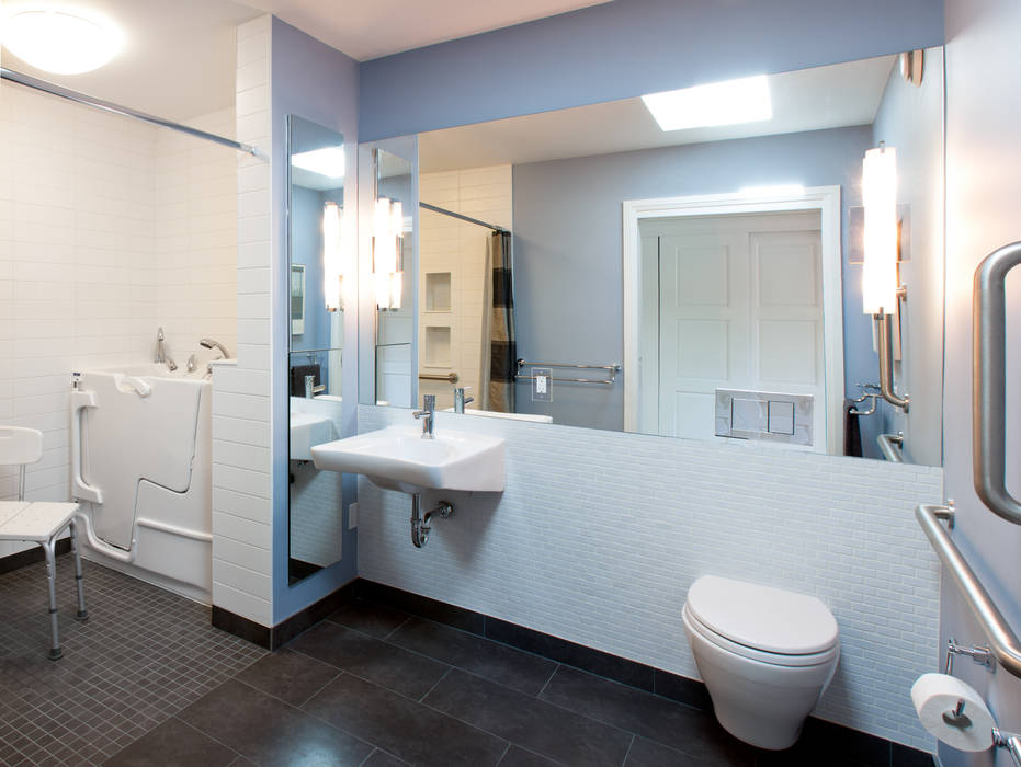 Roncesvalles Accessible House, Solares Architecture Solares Architecture Modern Bathroom