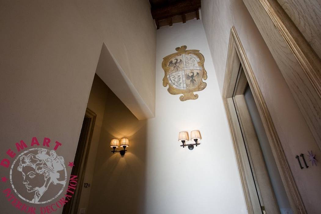 Progetto di decorazione con Affresco Digitale di camere da letto, bagni e corridoi per Borgo Monastero Resort (Siena), Demart Interior Decoration Demart Interior Decoration Country style corridor, hallway& stairs Accessories & decoration