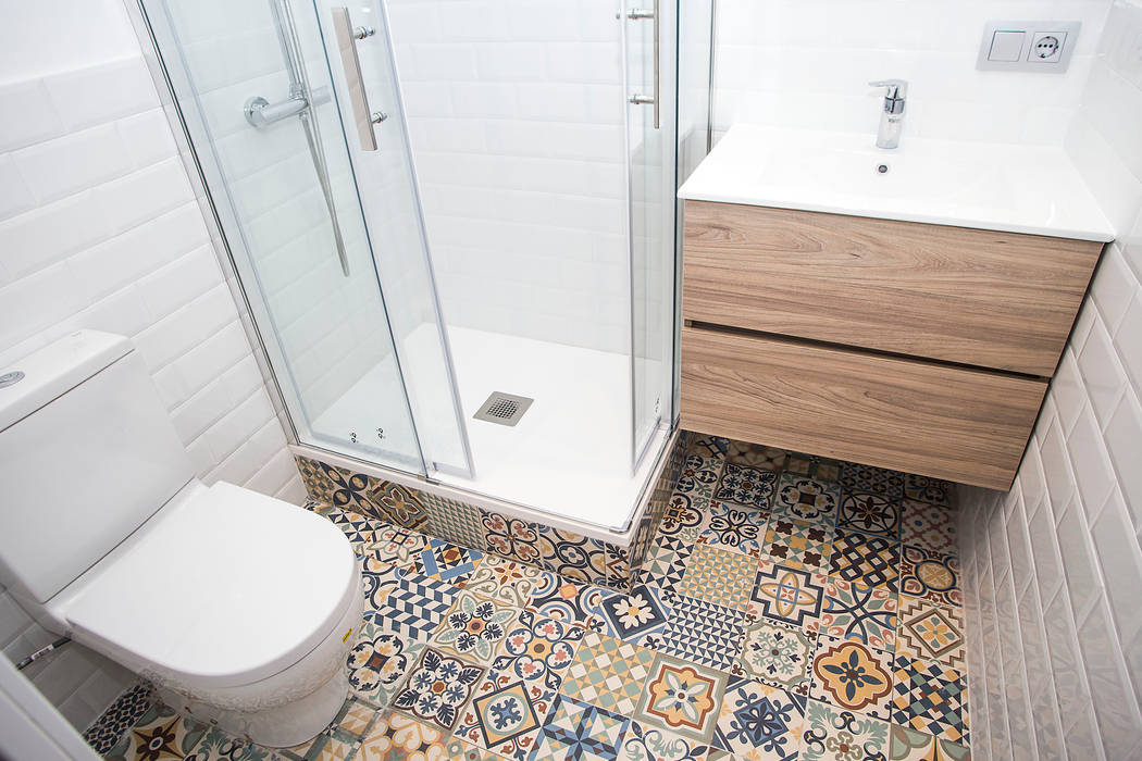 Baño de cortesía Grupo Inventia Baños de estilo mediterráneo Azulejos reforma baño,diseño baño,azulejos,sanitarios