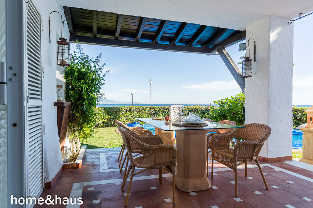 Terraza Home & Haus | Home Staging & Fotografía Balcones y terrazas de estilo mediterráneo homestaging,fotografía,terraza,casa de playa,piscina exterior,jardín