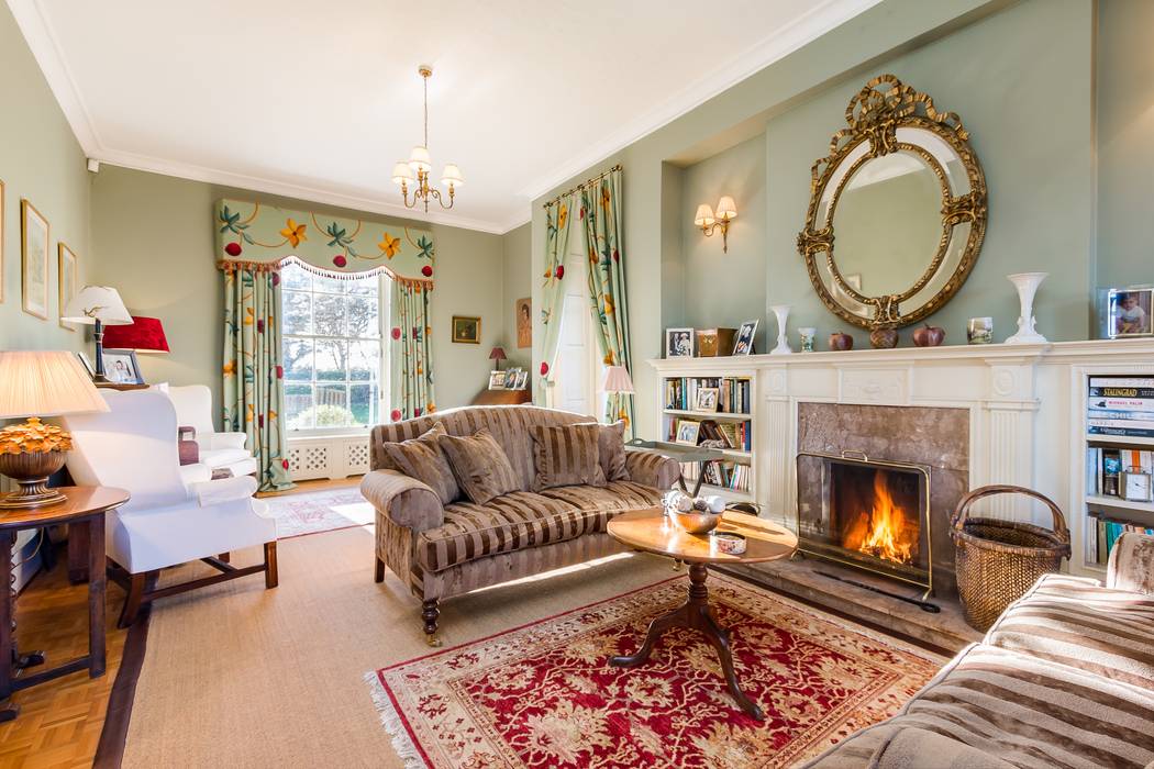 Cosy Classic Family Room homify غرفة المعيشة traditional,classic,historic,family room,fireplace,antique,sofa
