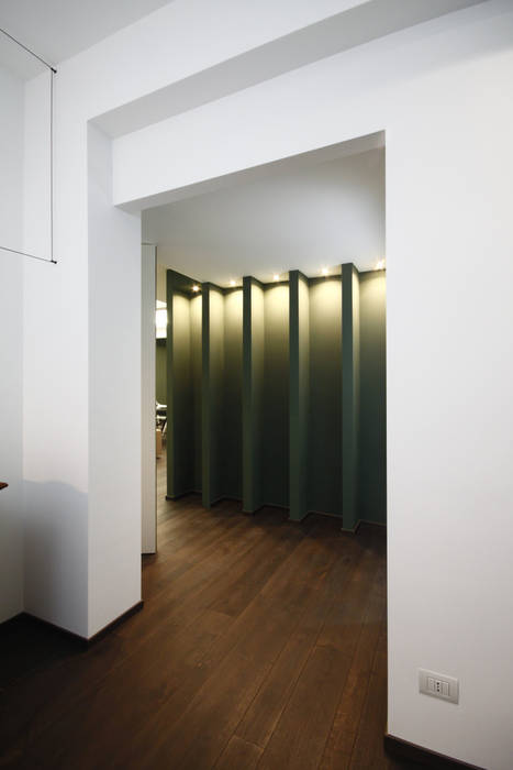 INGRESSO / SALA D'ASPETTO Andrea Orioli Ingresso, Corridoio & Scale in stile minimalista