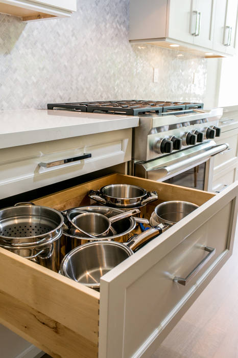 Wanita Rd Project, Tango Design Studio Tango Design Studio Modern kitchen Quartz Gas stove,Cooktop,Kitchen appliance,Kitchen stove,Tableware,Kitchen,Stove,Cabinetry,Home appliance,Wood