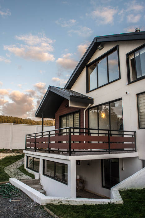 Rehabilitación de vivienda en la localidad de Penco, ARQUITECTURA E INGENIERIA PUNTAL LIMITADA ARQUITECTURA E INGENIERIA PUNTAL LIMITADA Balcones y terrazas eclécticos