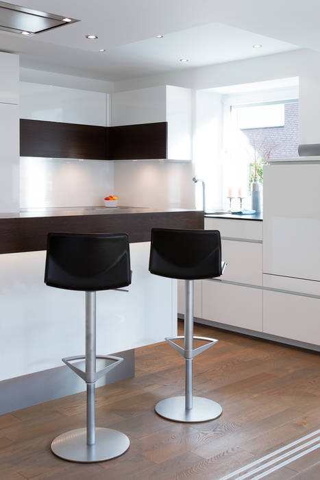 Customised kitchen with cooking island Pamela Kilcoyne - Homify Modern kitchen