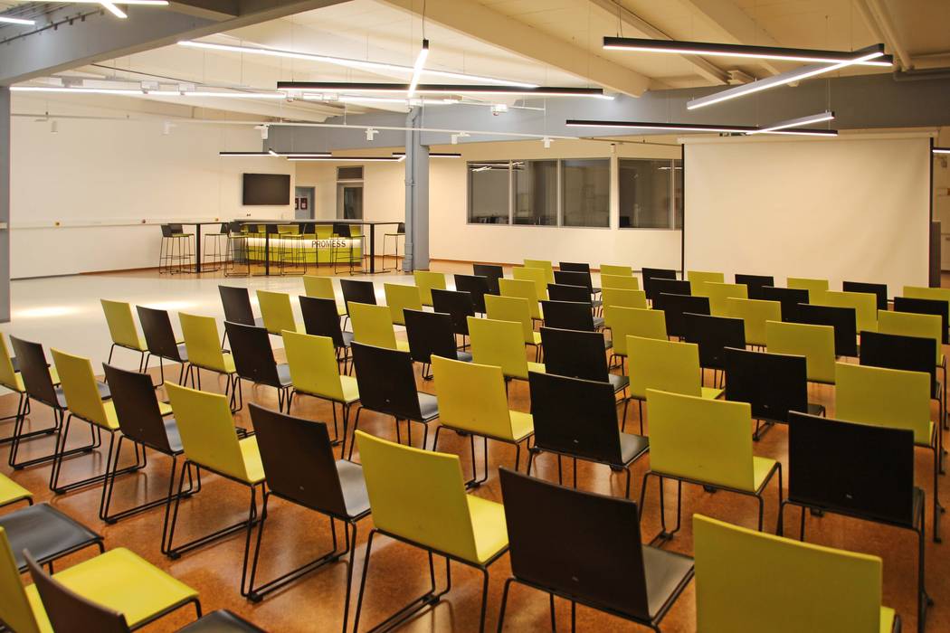 Ausbau einer Industriehalle zu einem Showroom , HELL ARCHITEKTEN HELL ARCHITEKTEN Commercial spaces Engineered Wood Transparent Event venues