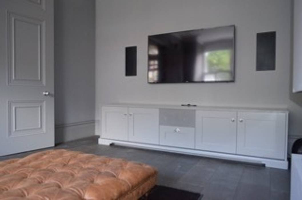Shaker style AV cabinet and storage unit with in built centre channel, Designer Vision and Sound: Bespoke Cabinet Making Designer Vision and Sound: Bespoke Cabinet Making Classic style media room Furniture