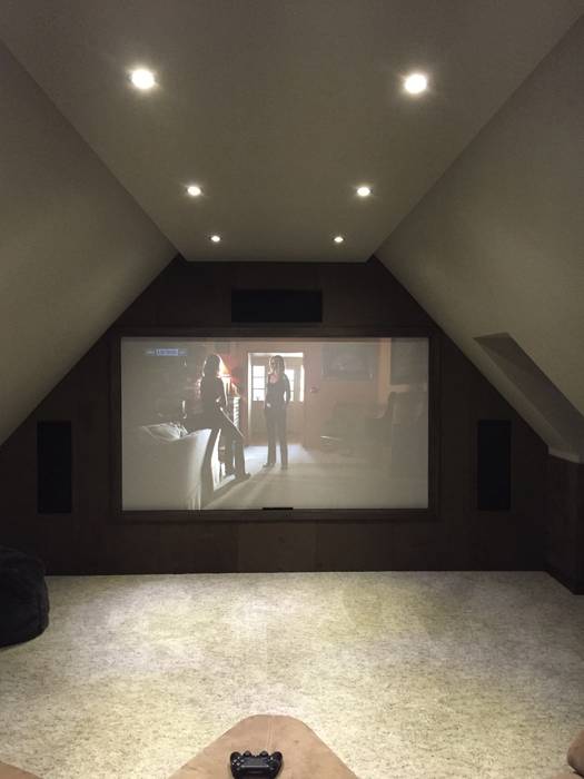 Loft Cinema Room with fabric walls and LED lowered ceiling, Designer Vision and Sound Designer Vision and Sound Salas de entretenimiento de estilo moderno