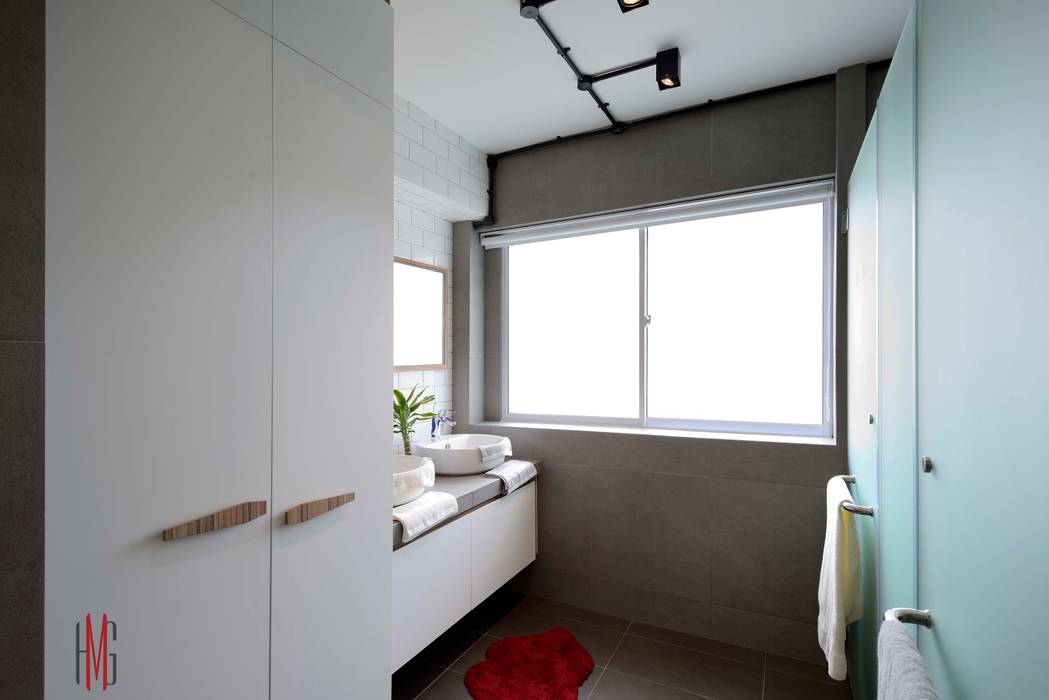 Modern Scandinavian HDB Apartment, HMG Design Studio HMG Design Studio Modern bathroom Tiles toilet,toilet cabinet