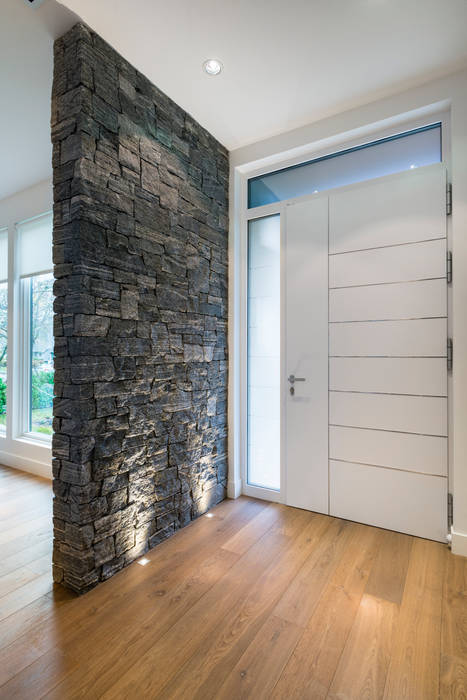 Foyer detail Alice D'Andrea Design Modern Corridor, Hallway and Staircase Granite modern house,modern design,modern,foyer,entry,entry door,wood flooring,natural stone slab,stone wall,entry wall,step light,LED Lighting