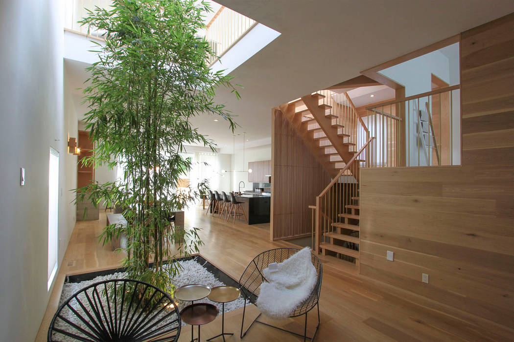 The Courtyard House (2016 Best of Canada), AtelierSUN AtelierSUN Salas de estar modernas Derivados de madeira Transparente