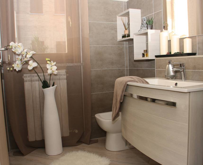 Ristrutturazione appartamento, DemianStagingDesign DemianStagingDesign Bagno in stile classico Specchio,Fiore,Proprietà,Apparecchio idraulico,Rubinetto,Lavello,Pianta,Sedile del water,Bagno,Viola