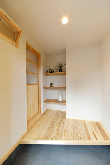 塗り壁が凛とした空気をつくりだすシンプルな玄関 株式会社 建築工房零 オリジナルスタイルの 玄関 廊下 階段 Homify