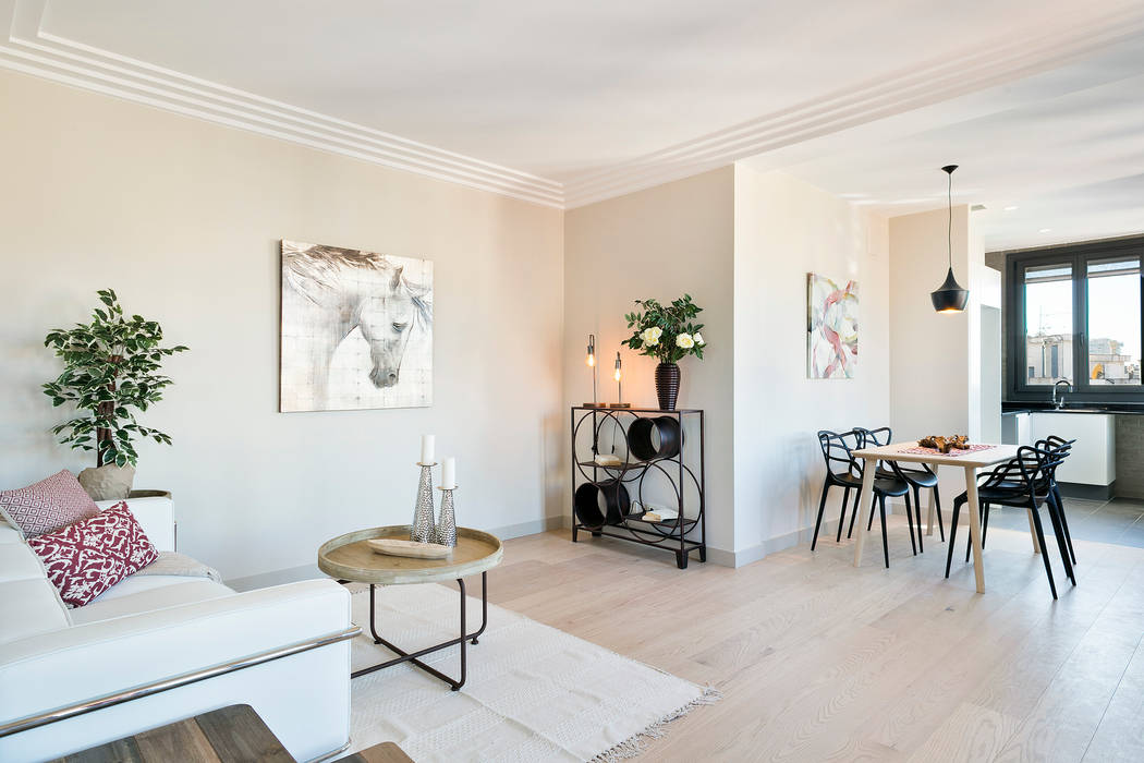 Home Staging para una Vivienda de Lujo en Barcelona, Markham Stagers Markham Stagers Ruang Keluarga Modern