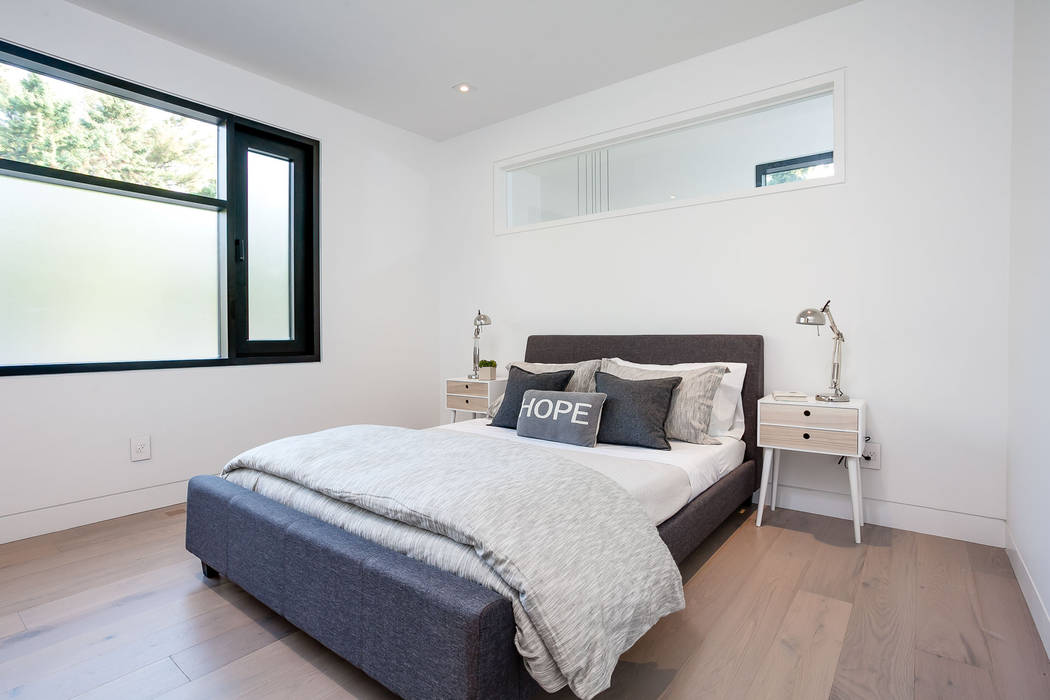 New Build-Staging, Frahm Interiors Frahm Interiors Modern style bedroom Wood Wood effect grey unholstered bed,hardwood