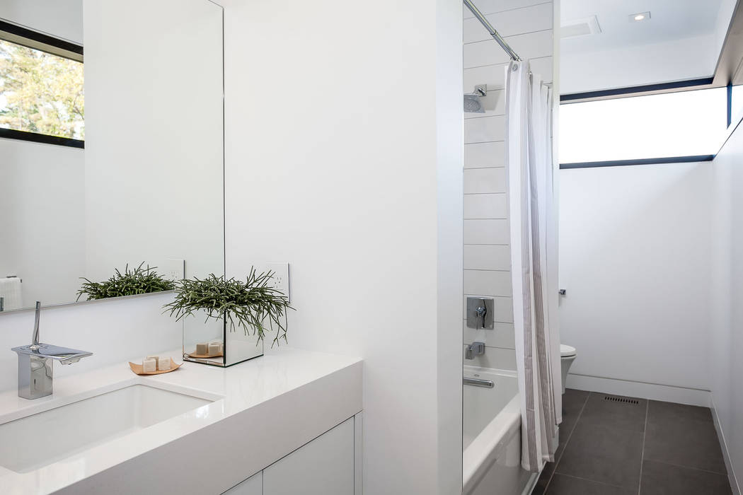 New Build-Staging, Frahm Interiors Frahm Interiors Modern bathroom white,quartz