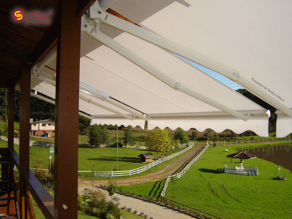 Toldo de Proyección modelo Calypso Vertilux México Balcones y terrazas rústicos Textil Ámbar/Dorado Mobiliario