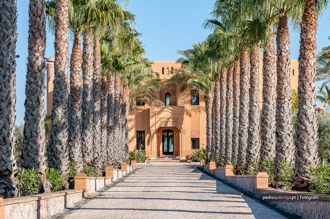 Luxo e Imponência | Fotografia de Arquitectura, Pedro Queiroga | Fotógrafo Pedro Queiroga | Fotógrafo Casas mediterrânicas caminho de jardim,fachada,porta de entrada,palmeiras