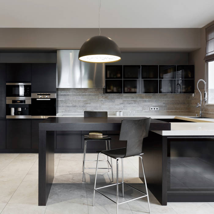 Black Simplistic Kitchen Gracious Luxury Interiors Cocinas modernas: Ideas, imágenes y decoración