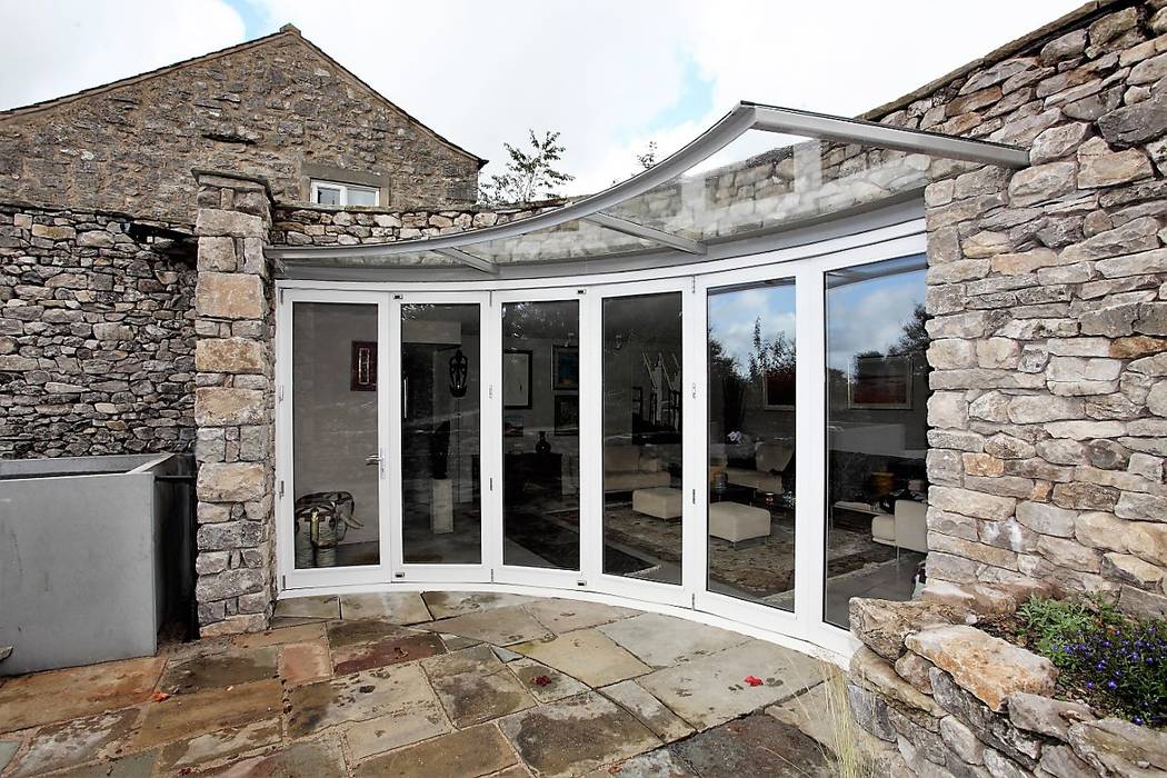 Stockdale Cottage Simplicity Timber Solutions Ltd Finestre & Porte in stile moderno Legno Effetto legno curved bifold doors,bifold doors,bespoke joinery,folding sliding door,curved wall,architectural detail