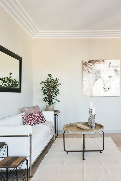 Salón detalle Markham Stagers Salones de estilo moderno Blanco home staging,Barcelona,Markham Stagers,caballo,cuadro,sofa blanco,neutro,candelabro,arte para la pared