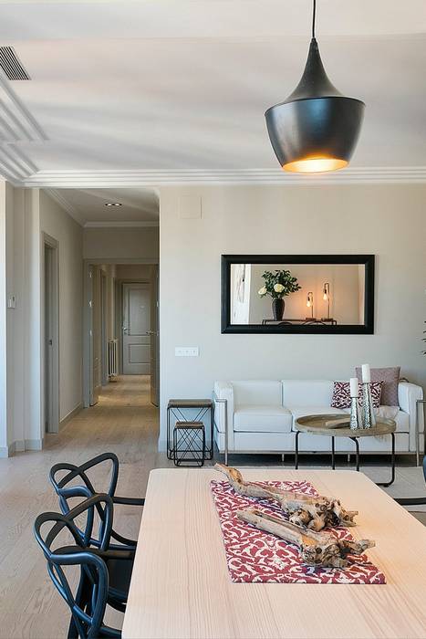 Salón comedor Markham Stagers Salones de estilo moderno home staging,Barcelona,lujo,Markham Stagers,salon,comedor,silla de comedor,espejo,tronco