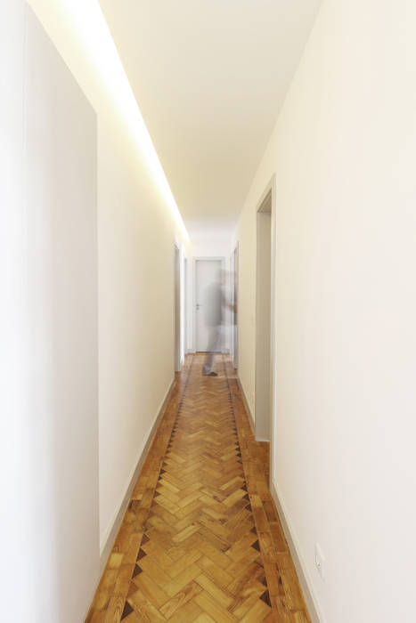 Reabilitação Apartamento na Rua Sabino de Sousa, Lisboa, A+Architecture CIC A+Architecture CIC Pasillos, vestíbulos y escaleras modernos