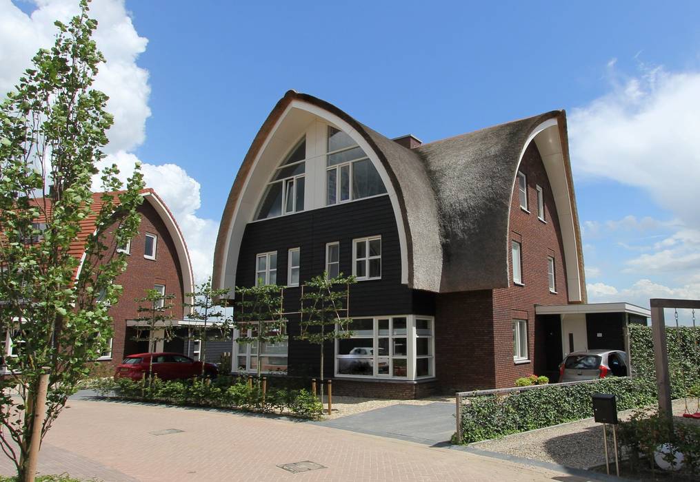 ​2 onder 1 kap woning Dalem met een rieten kap, Brand I BBA Architecten Brand I BBA Architecten Wiejskie domy