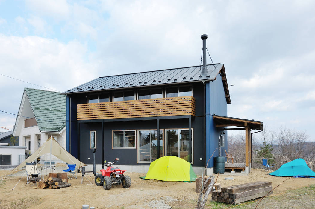 自然に溶け込む濃いブルーの外観 株式会社 建築工房零 オリジナルな 家 空,クラウド,財産,建物,窓,土地区画,テント,家,シェード,コテージ