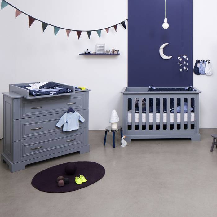 Grey Cot & Chest homify Дитяча кімната