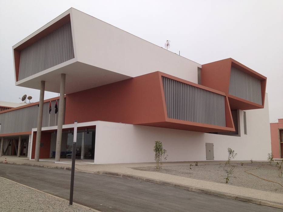 Edificio do Governo Provincial do Namibe . Angola, josé abílio arquitecto's josé abílio arquitecto's Escritórios modernos Betão