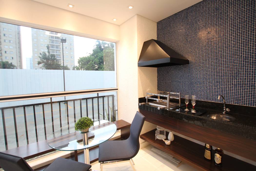 APARTAMENTO DECORADO THE GATE GUARULHOS 2 DORMITÓRIOS, Pricila Dalzochio Arquitetura e Interiores Pricila Dalzochio Arquitetura e Interiores بلكونة أو شرفة