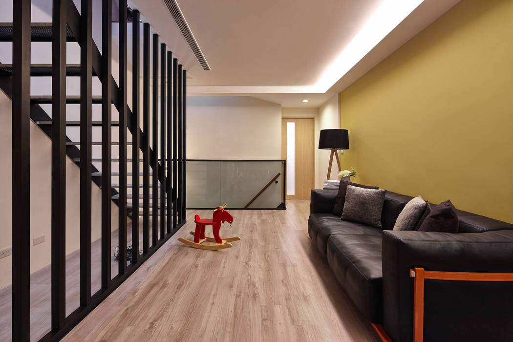 光影交錯的穿透樓梯，屬於都會的樂活休閒宅, 合觀設計 合觀設計 Modern Living Room