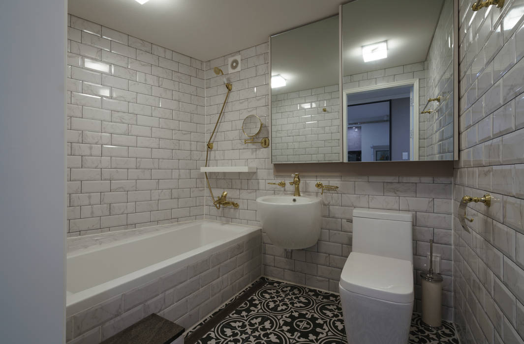 homify Modern bathroom