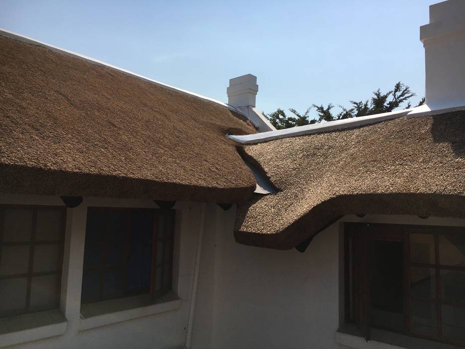 Clear Drainage Channels Bosazza Roofing & Timber Homes Colonial style house thatch,thatch roof,thatch homes