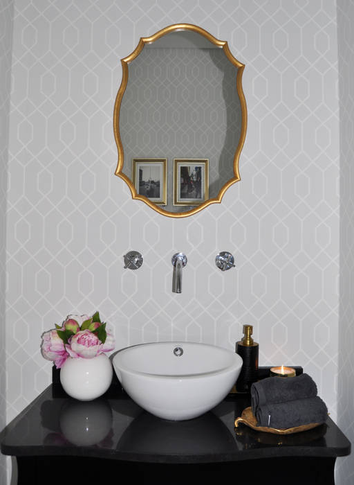 Black white and grey restroom in Porto Perfect Home Interiors Casas de banho clássicas decoração,lavatório,torneiras,casa de banho,papel de parede,decoradora