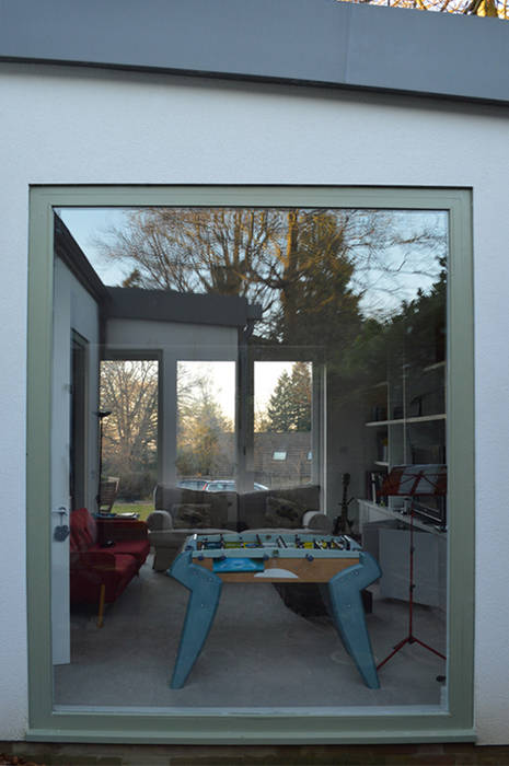 Views through the family room ArchitectureLIVE Salas de estilo moderno extension,courtyard extension,green window frames,full height windows,glazing,family room,natural daylight
