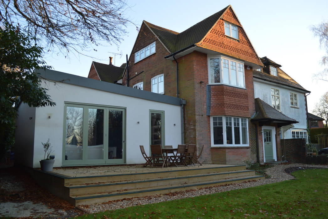 Front view of the new single storey extension ArchitectureLIVE Modern houses extension,courtyard extension,white render,green window frames,decking,zinc roof,butterfly roof,single storey